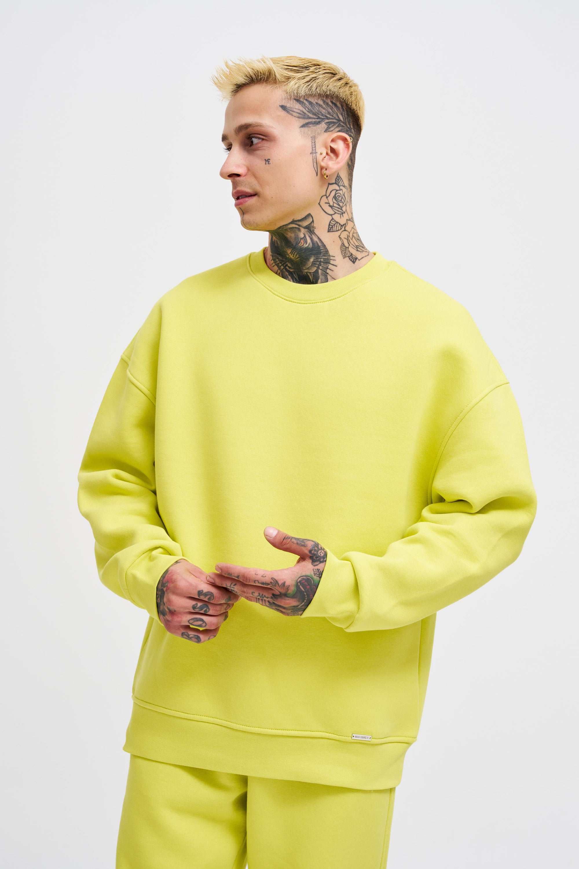 Moda müzikle büyür, sokakla yaşar. MACHINIST için tarz bir sesle başlar.